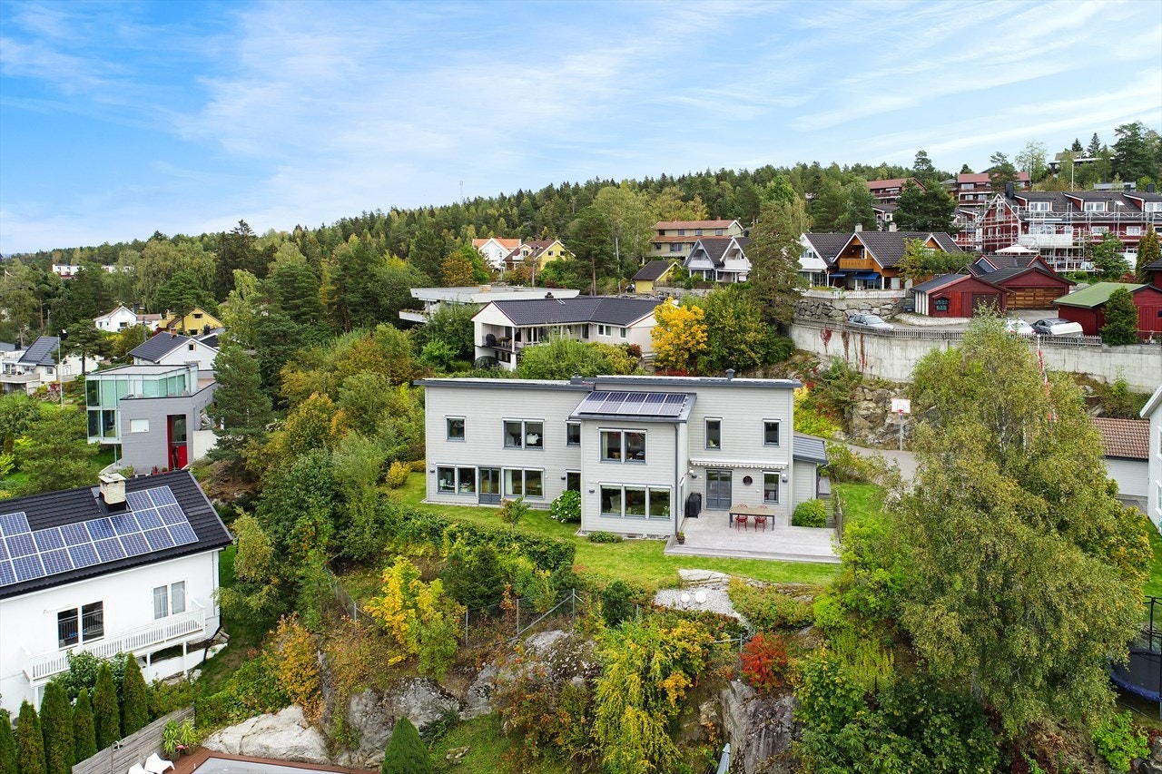 Usjenert på en høyde ligger en fantastisk eiendom med særdeles lekker og smart enebolig på Hellerud over 3 plan Galleribilde