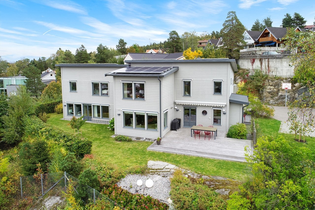 Kristianne Sylte og Bjørn Støylen i Nordvik Frogner gleden av å presentere Hellerud Terrasse 12 Galleribilde