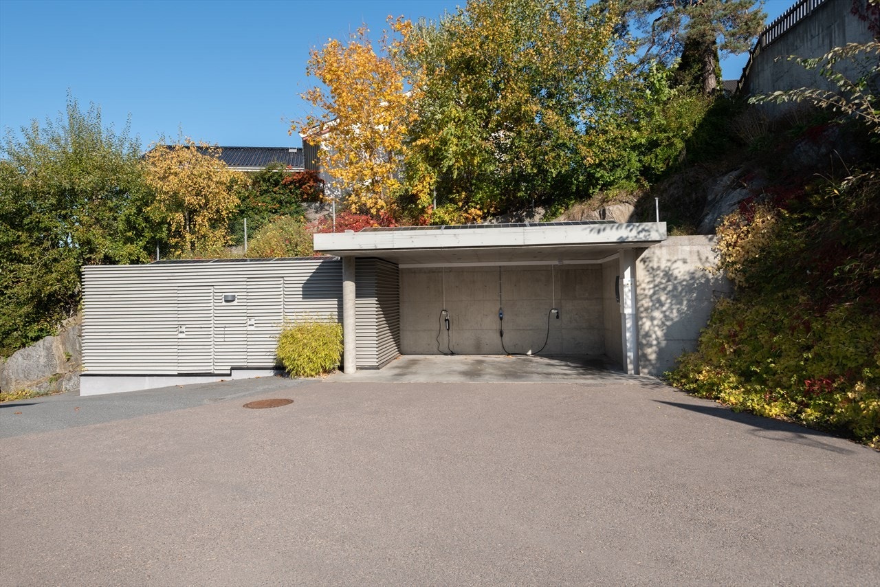 Carport på ca 20 kvm, med to oppstillingsplasser. Her er det tilgang til strøm og lys, samt 2 kurser for lading av el-bil Galleribilde