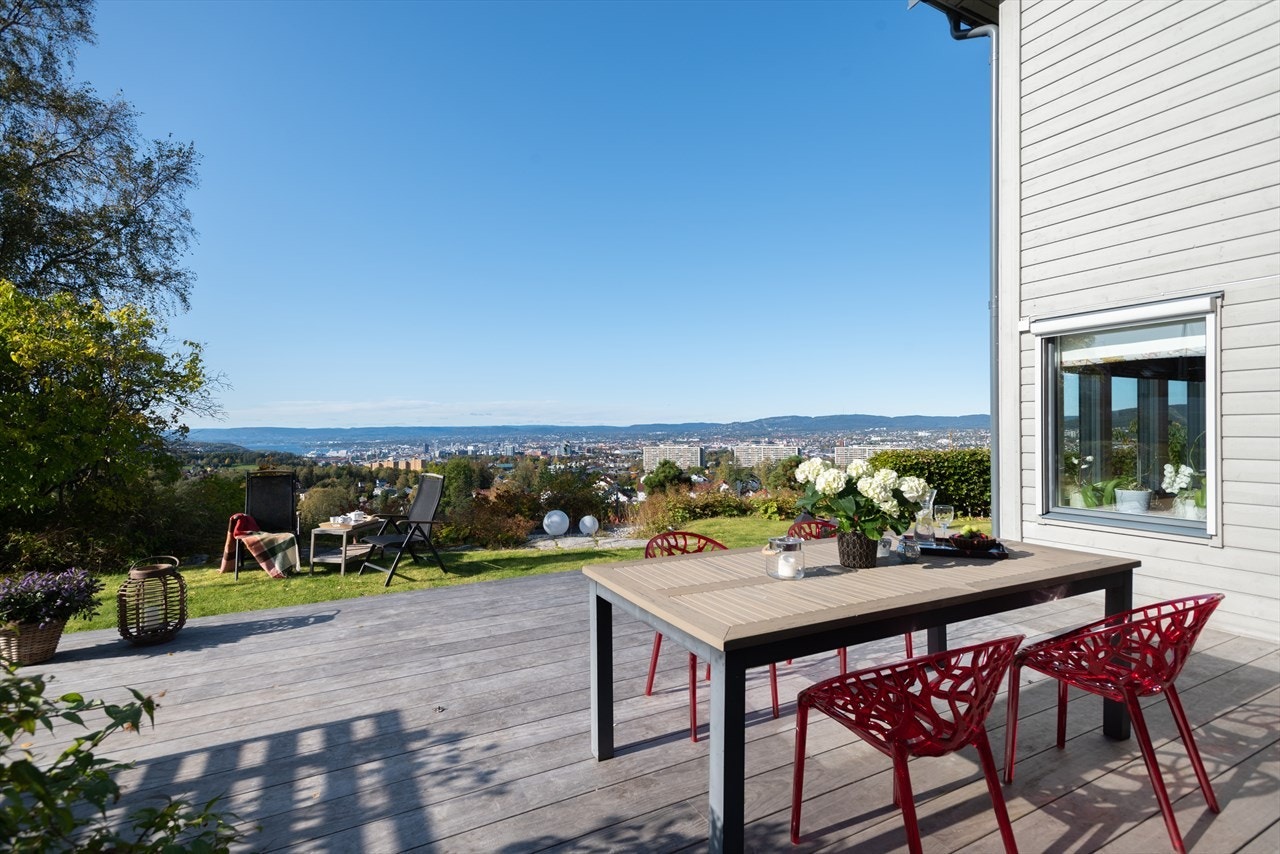 Utgang fra kjøkken til vestvendt platting med sittegruppe Galleribilde