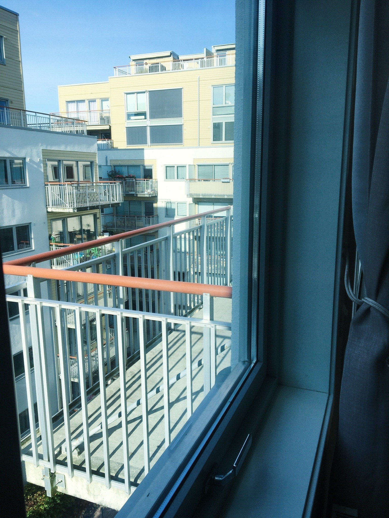 Utsikt fra soverom mot balkong Galleribilde