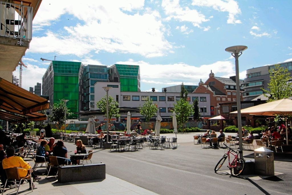 Ligger på solfylte Teaterplassen med diverse resturanter, barer og kafeer Galleribilde