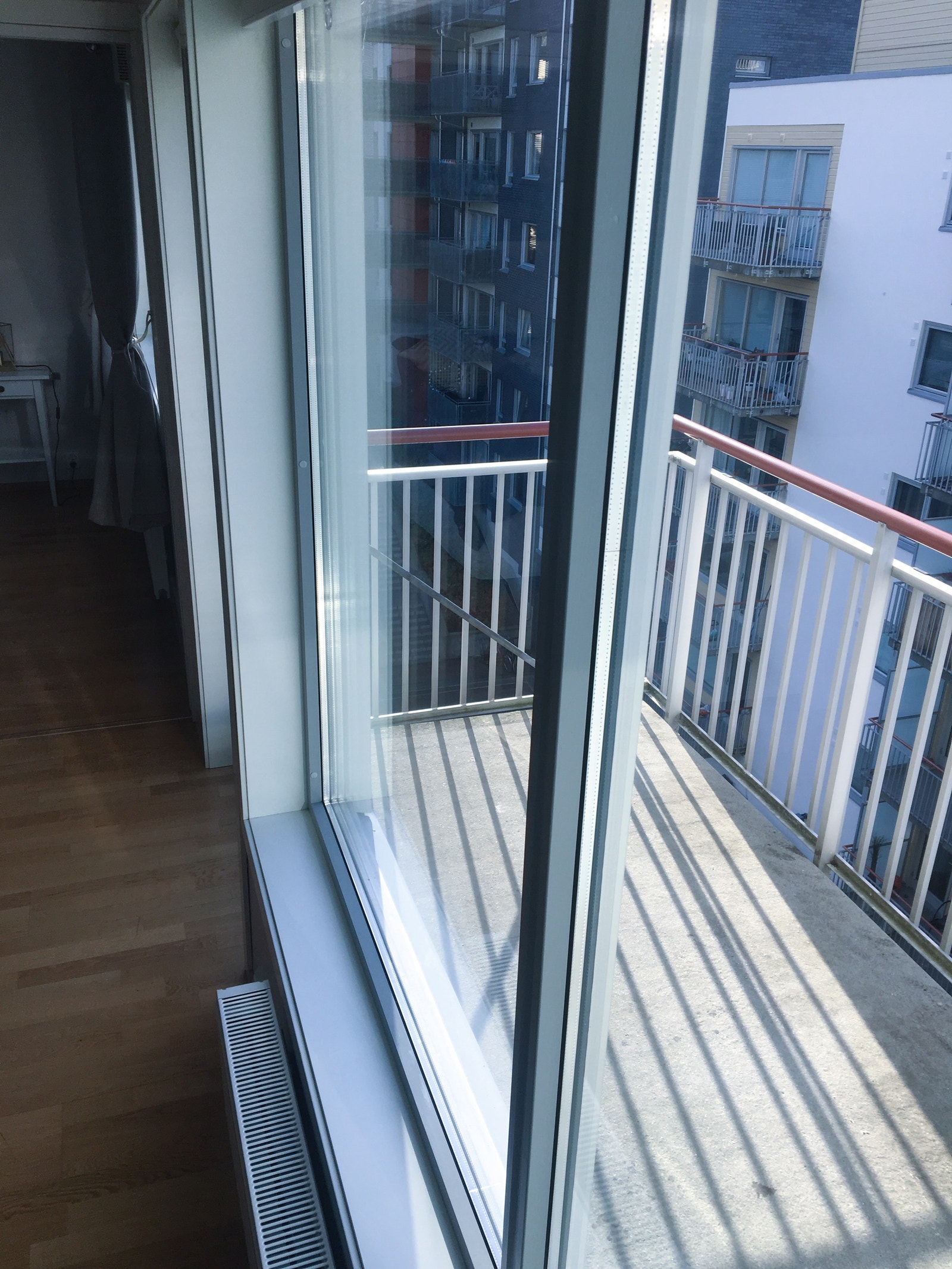 Utsikt fra stuen til balkong Galleribilde