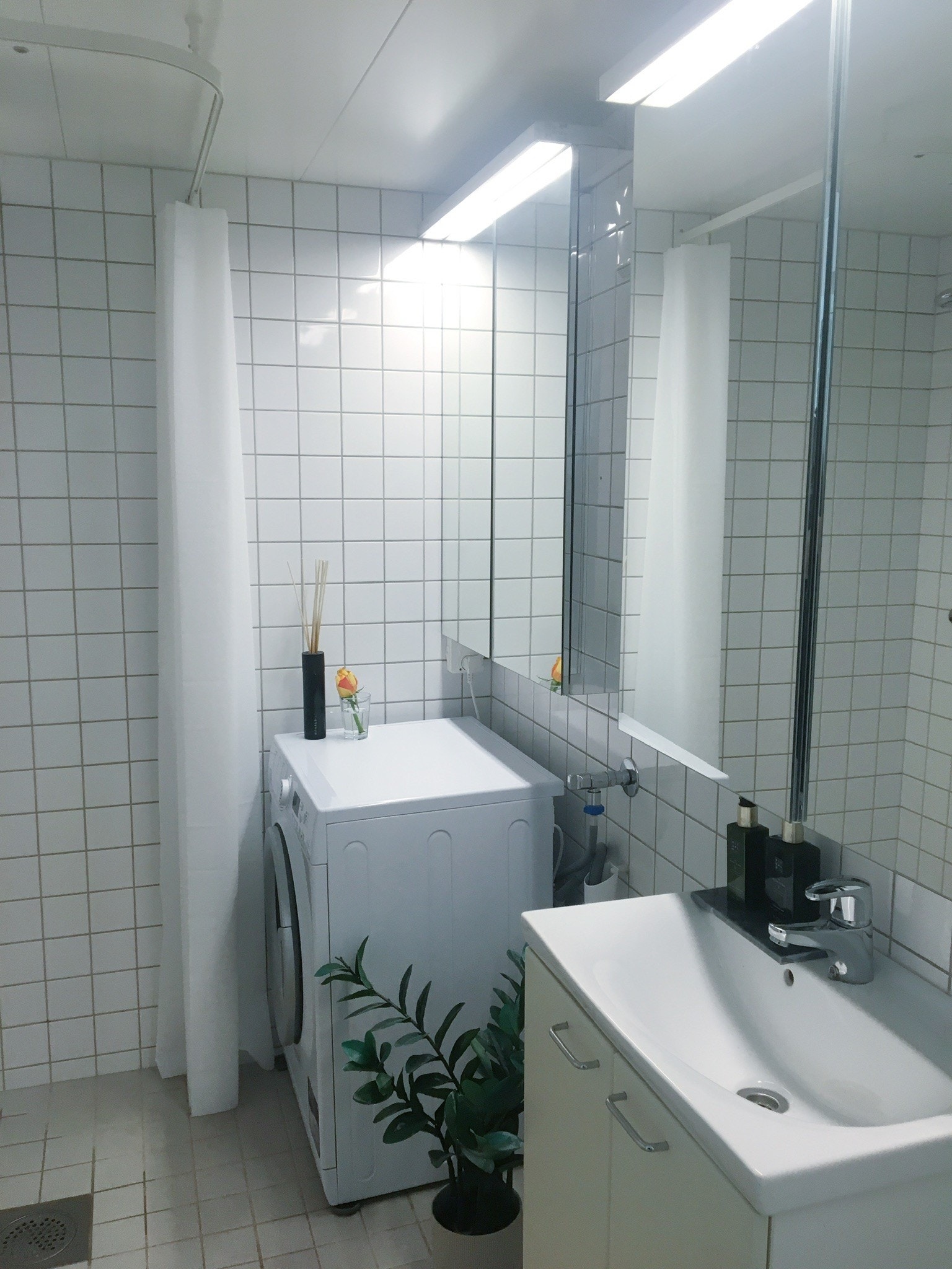 Bad med med vaskemaskin med tørkefunksjon Galleribilde