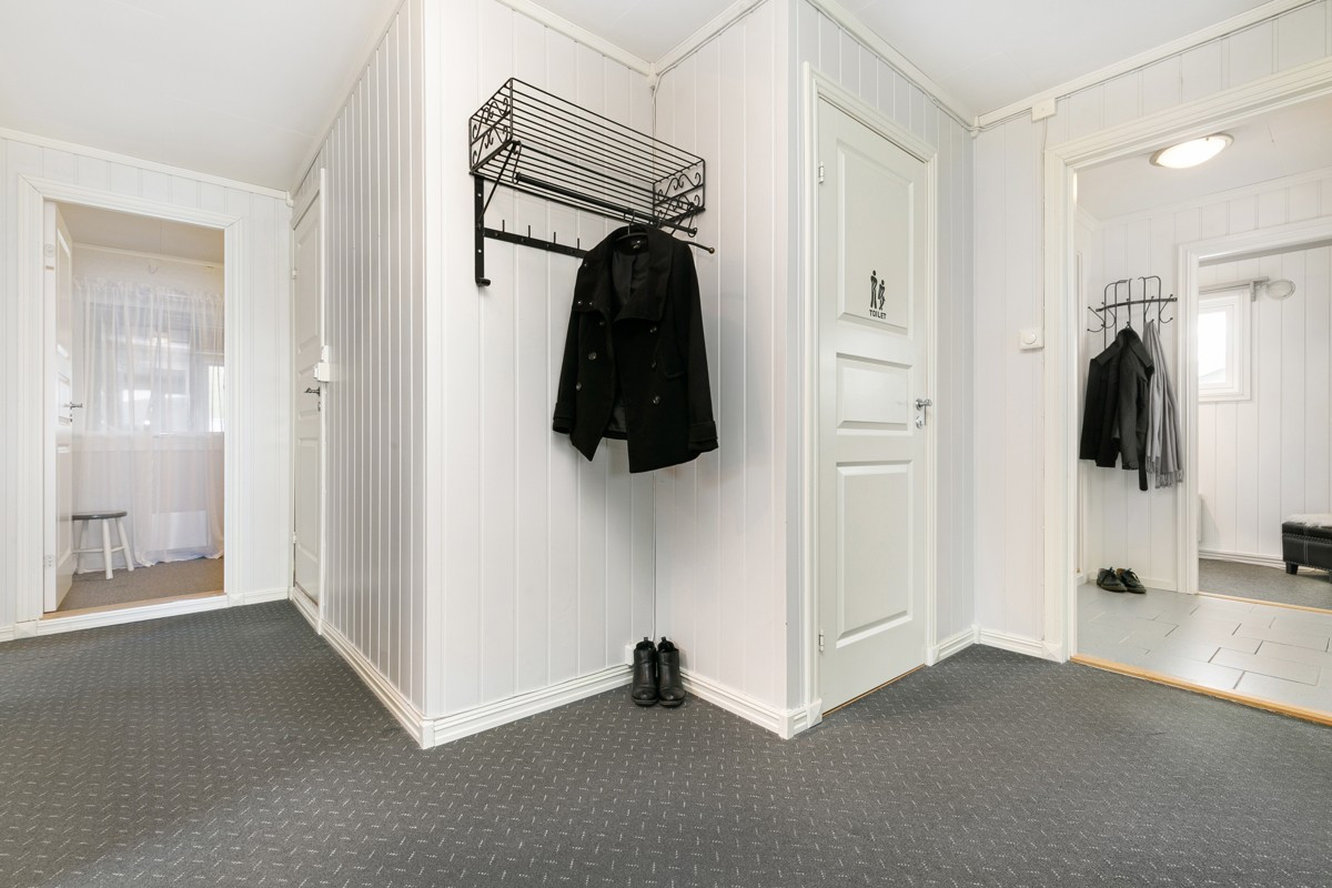 Fra venstre: garderobe/omkledningsrom, bad, WC og entré. Fra entré er det tilgang til soverom 3 og vaskerom