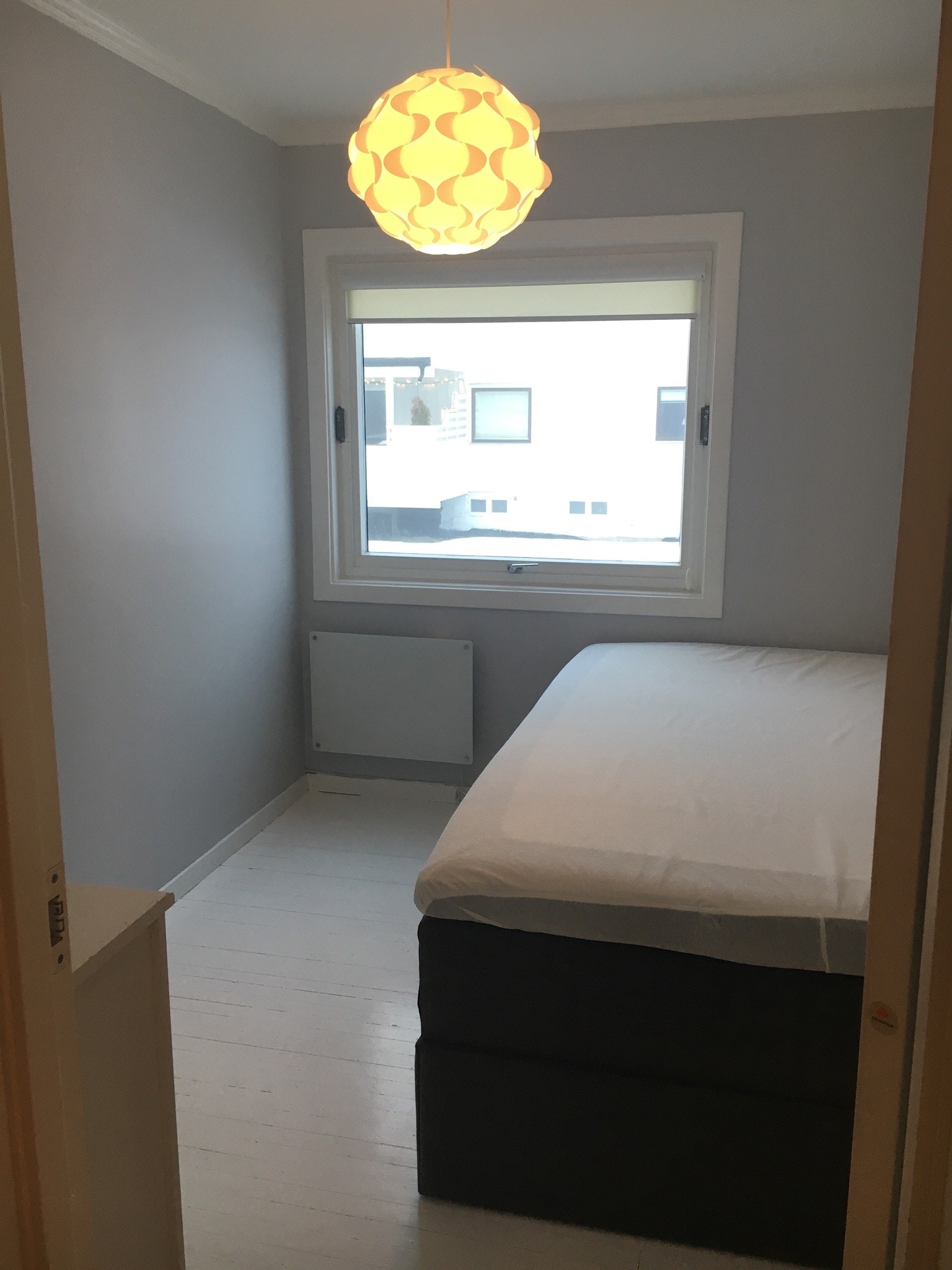 Soverom 2; dobbeltseng og romslig oppbevaringsbenk/kommodemedfølger. Galleribilde