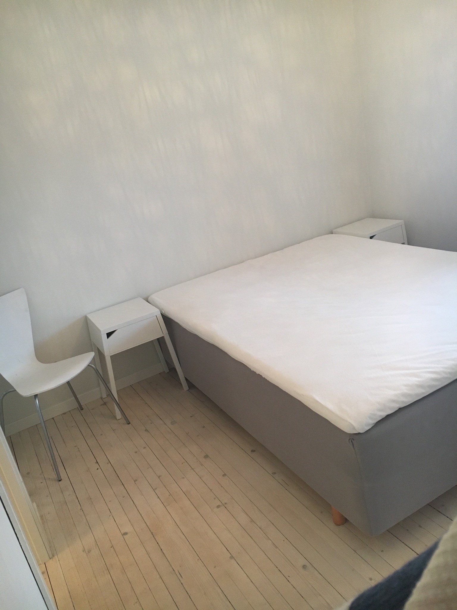 Soverom 1; dobbeltseng og romslig skyvedørsgarderobe
Pusset opp nylig, med mørkegrønne vegger. Galleribilde