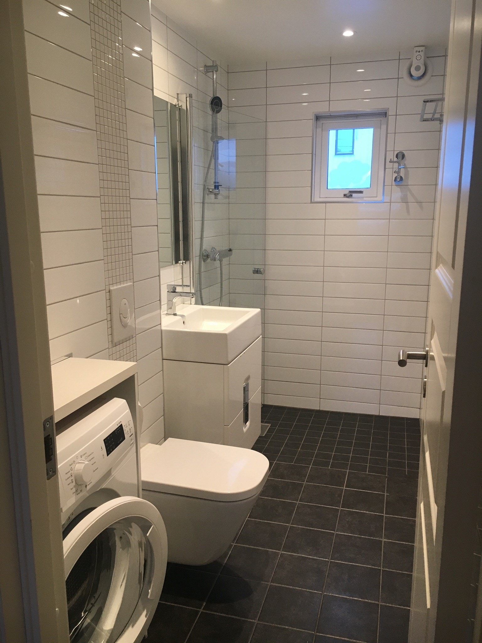 Moderne bad med vaskemaskin Galleribilde