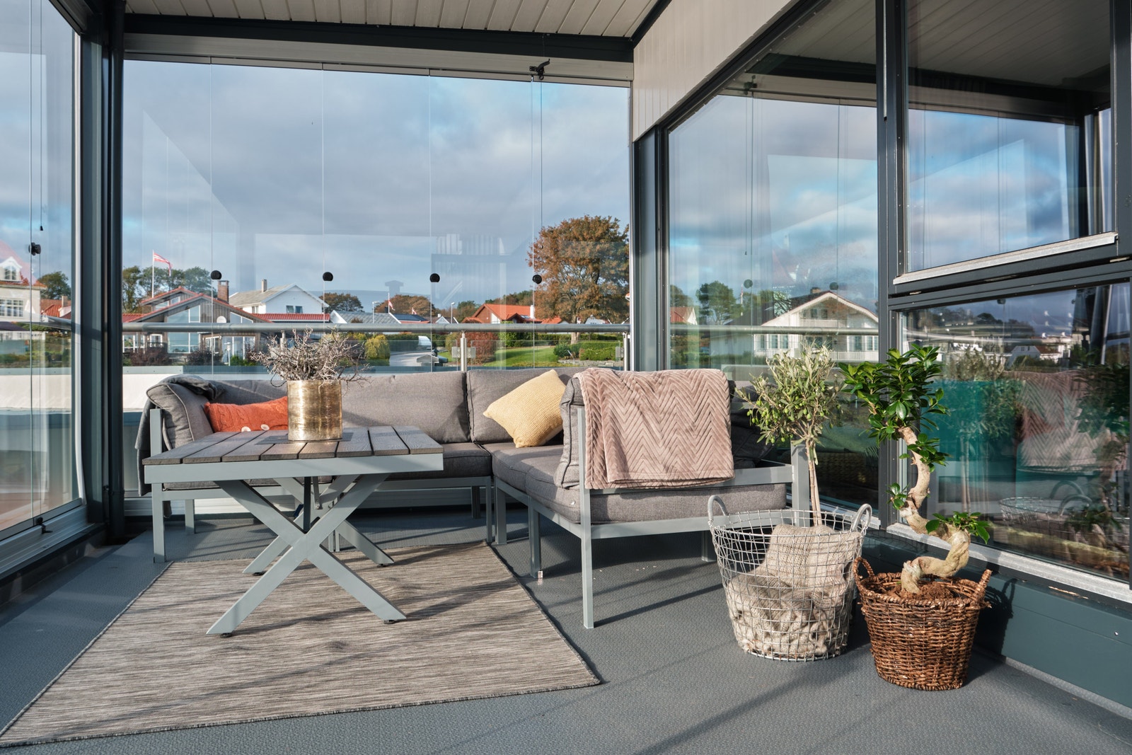 Innglasset terrasse mot vest. Galleribilde