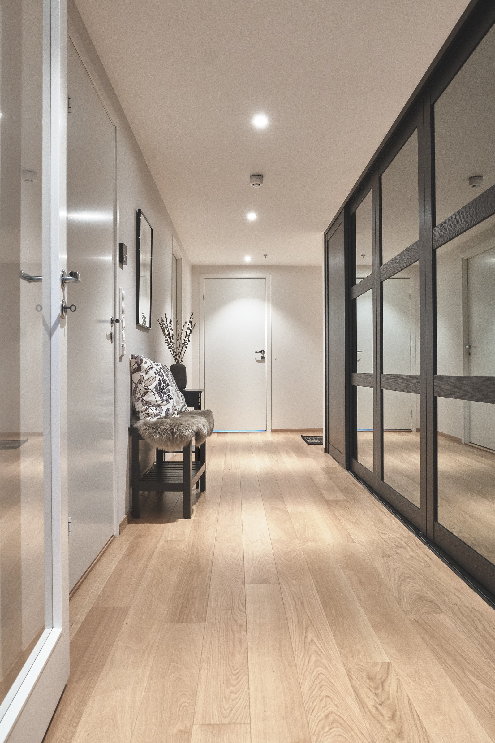 Gang med gode oppbevaringsmuligheter langs hele veggen. Galleribilde