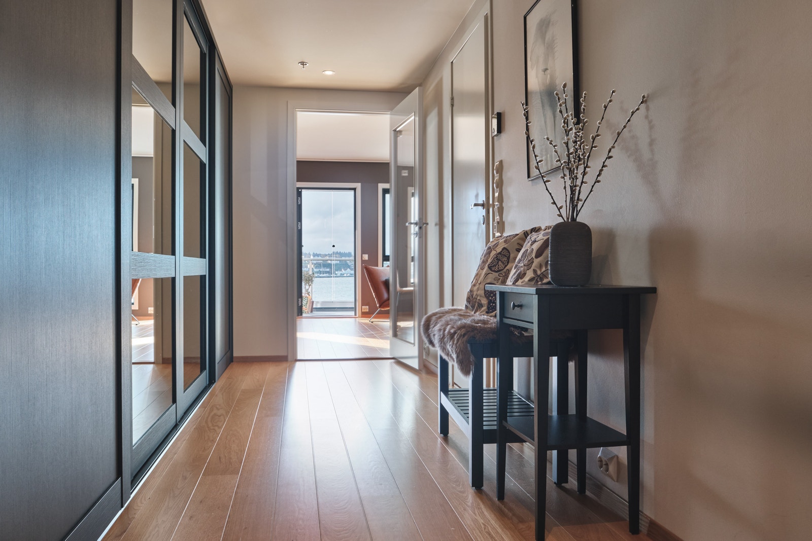 Gang med gode oppbevaringsmuligheter langs hele veggen. Galleribilde