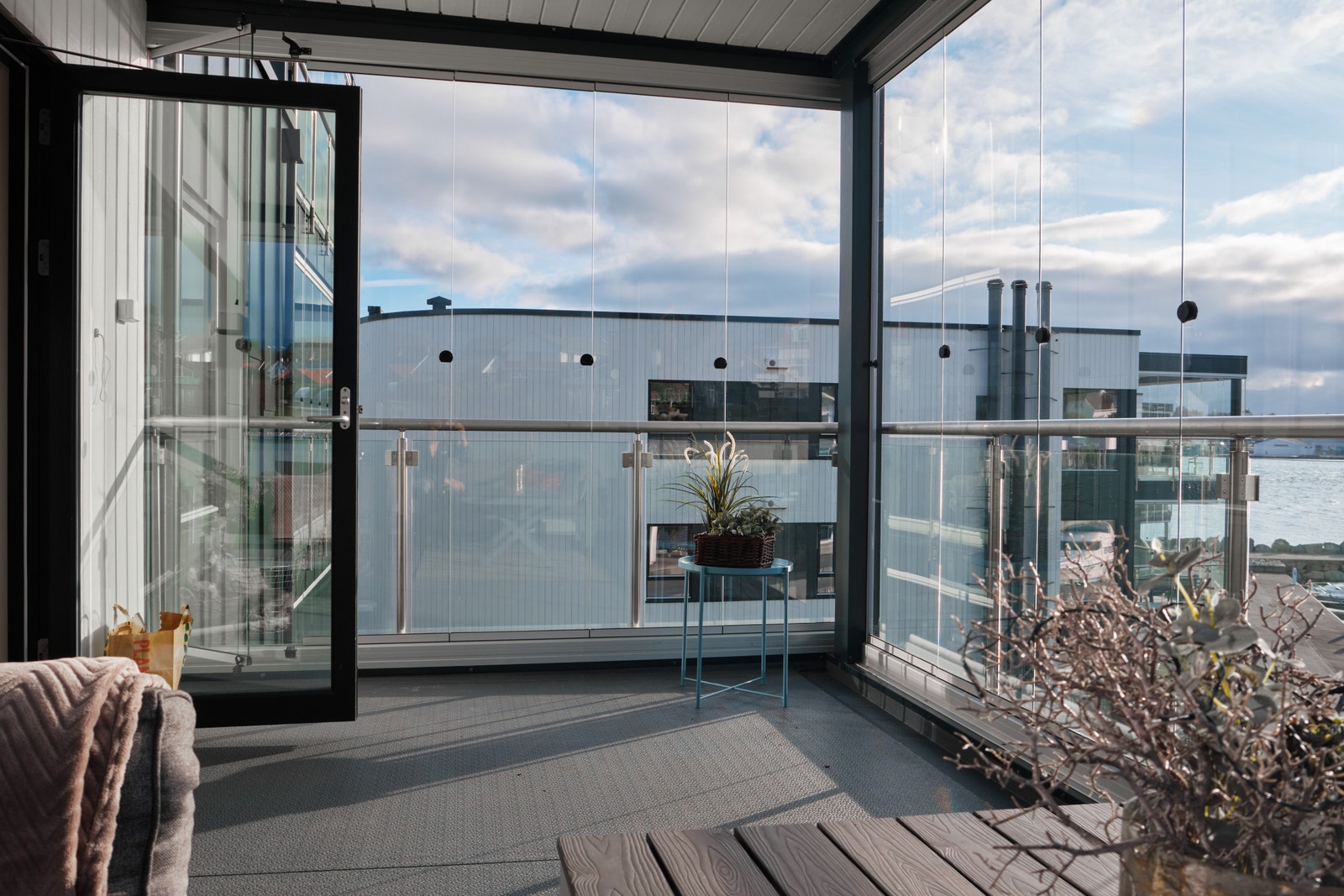 Innglasset terrasse mot vest. Galleribilde