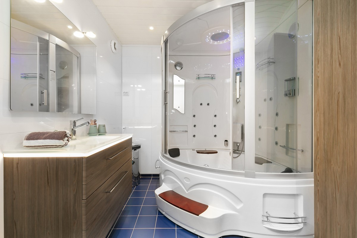 Badet har en romslig spadusj med flere funksjoner