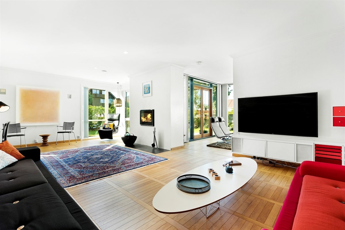 Proaktiv - Stuen er romslig med gode møbleringsmuligheter. Det er flere plasser til både sofa- og sittegrupper. Galleribilde