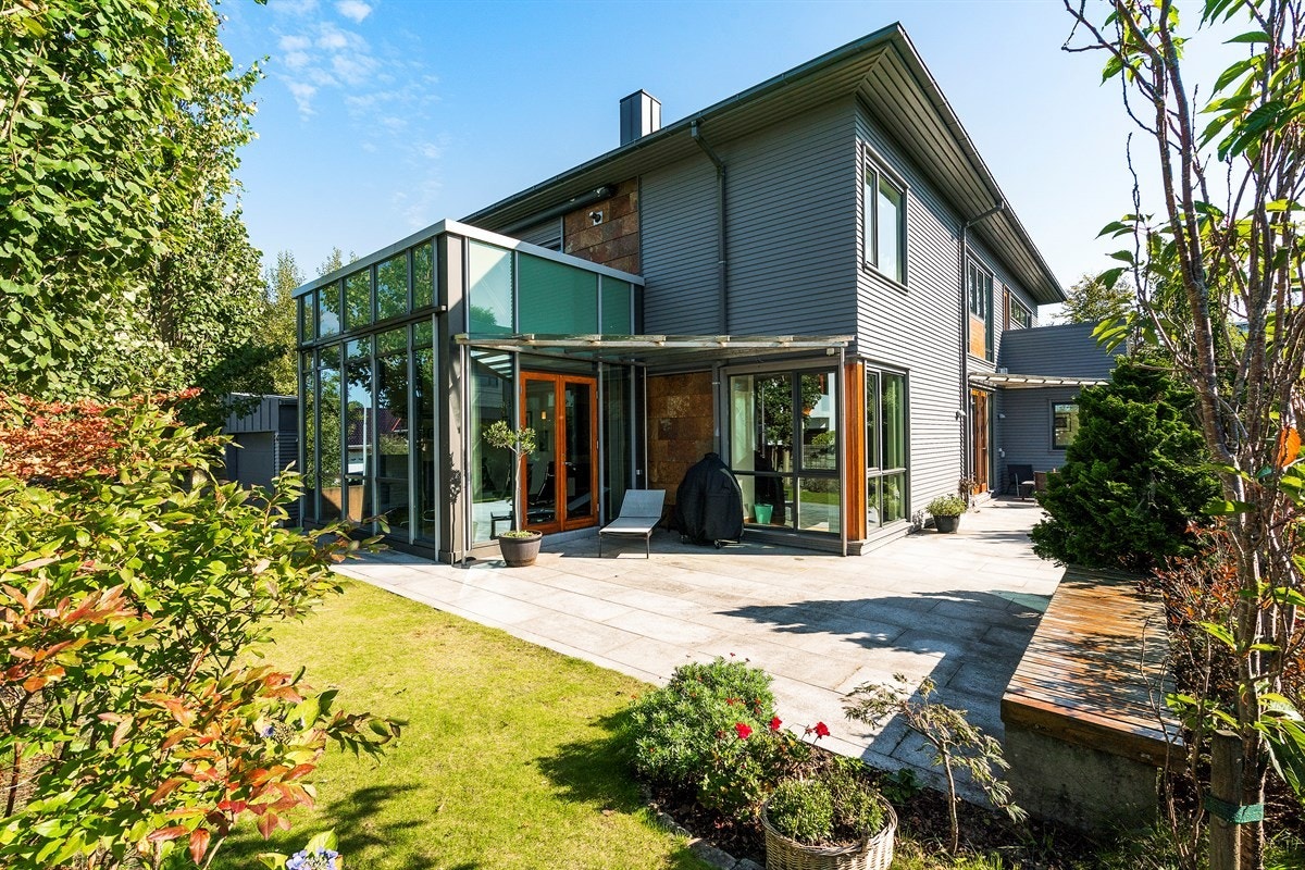 Proaktiv - Tomten er pent opparbeidet med hage, terrasse, planter og busker. Galleribilde