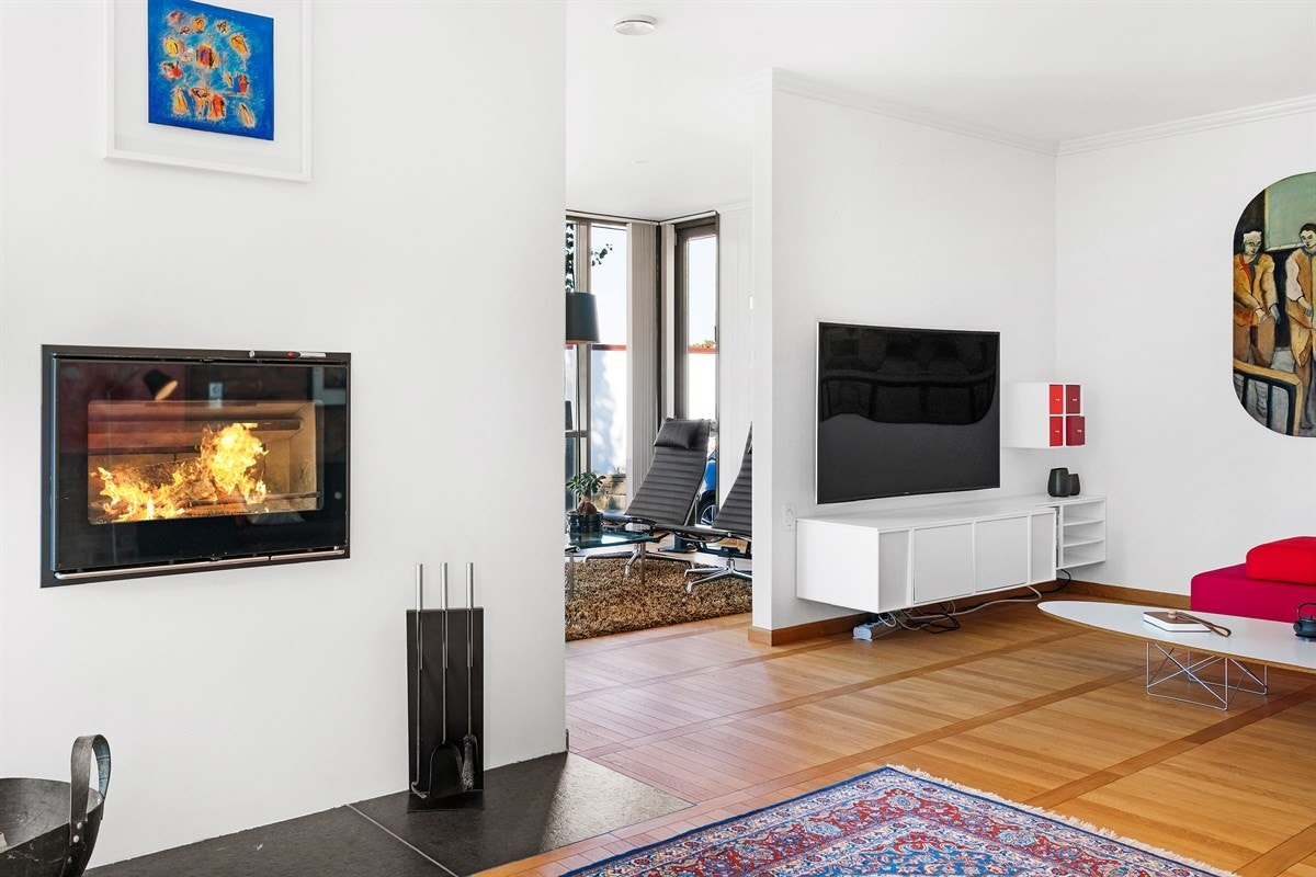 Proaktiv - Det er en pen avlang peis i stue til både varme og hygge. Galleribilde