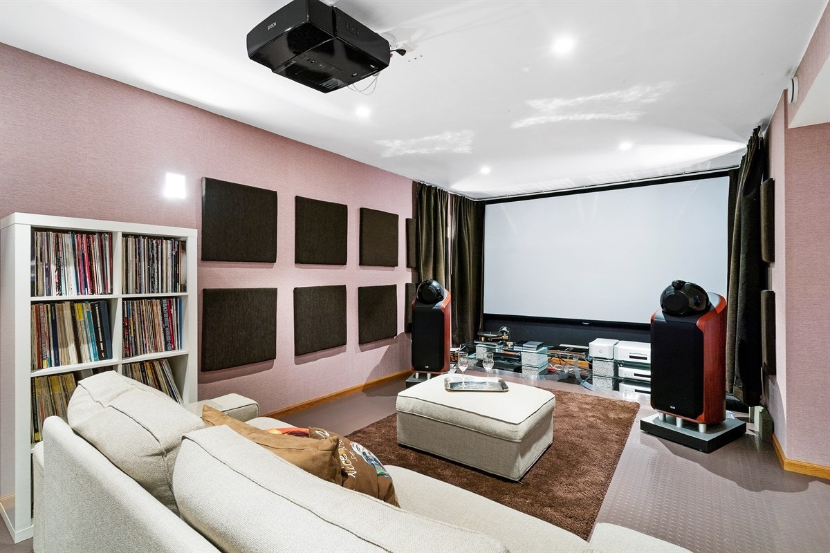 Proaktiv - Kjeller har en romslig kjellerstue/mediarom. En trivelig plass når den nye favorittfilmen skal spilles av. Galleribilde