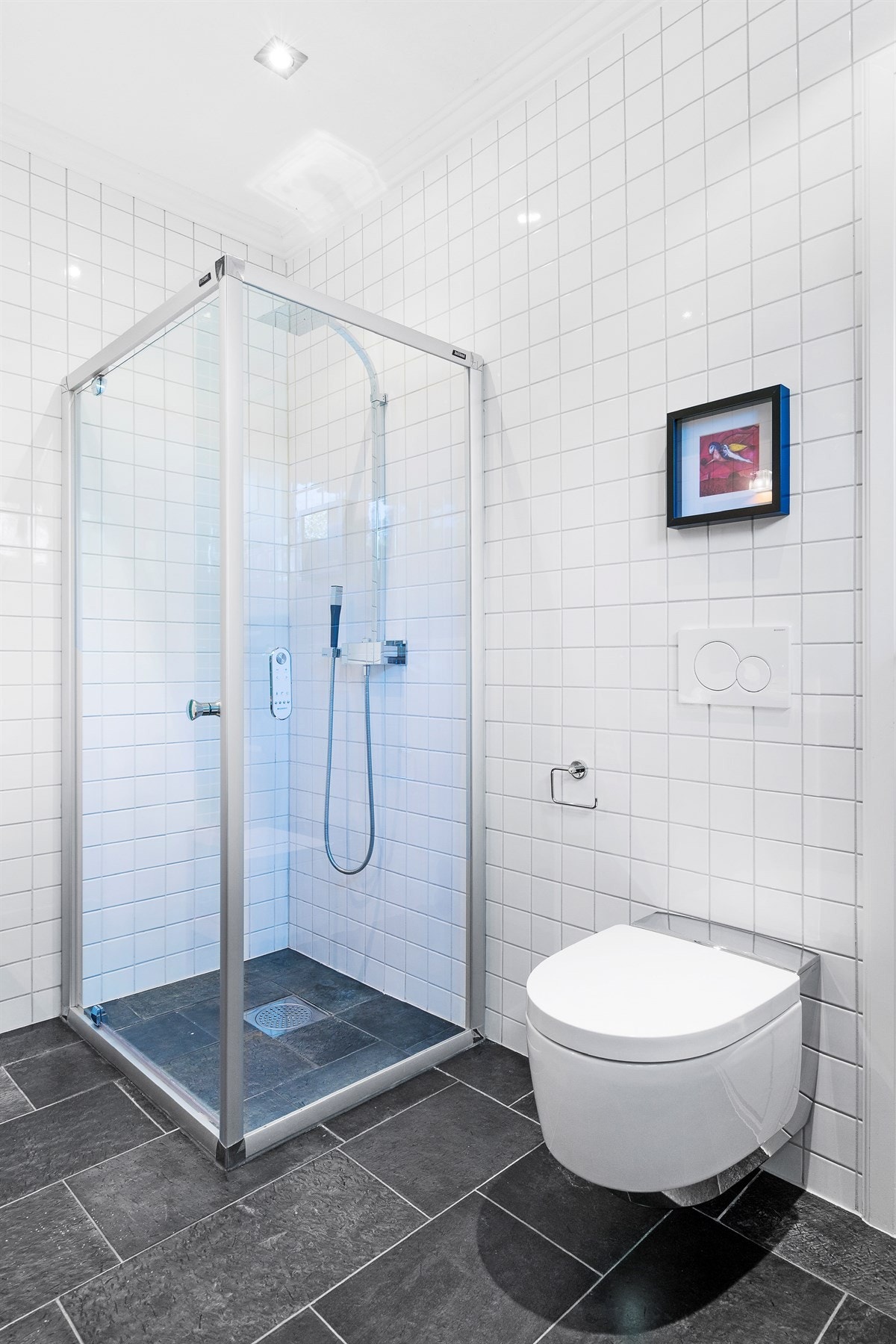 Proaktiv - Fra badet er det adkomst til vaskerom/biinngang med fliser på gulv og vegg. Galleribilde