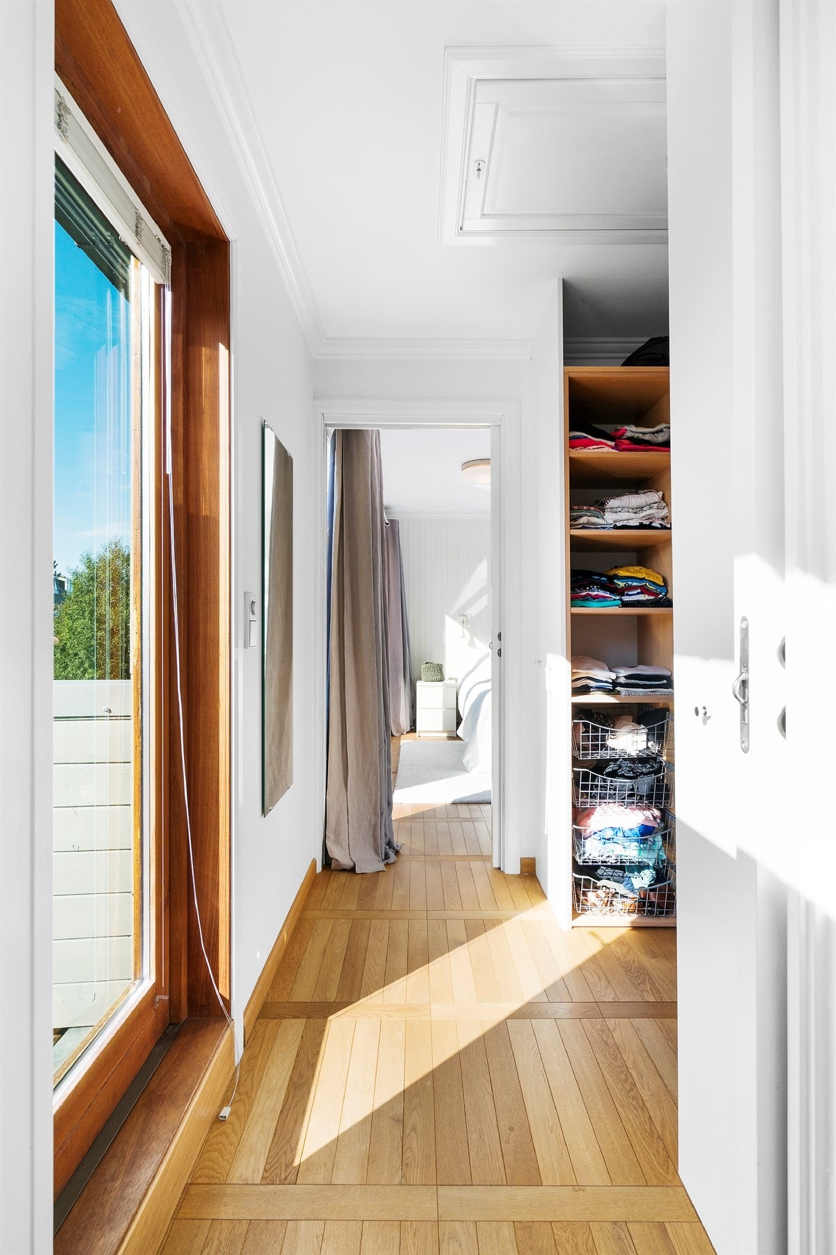 Proaktiv - Videre fra walk-in-closet er det adkomst til badet og balkong. Galleribilde