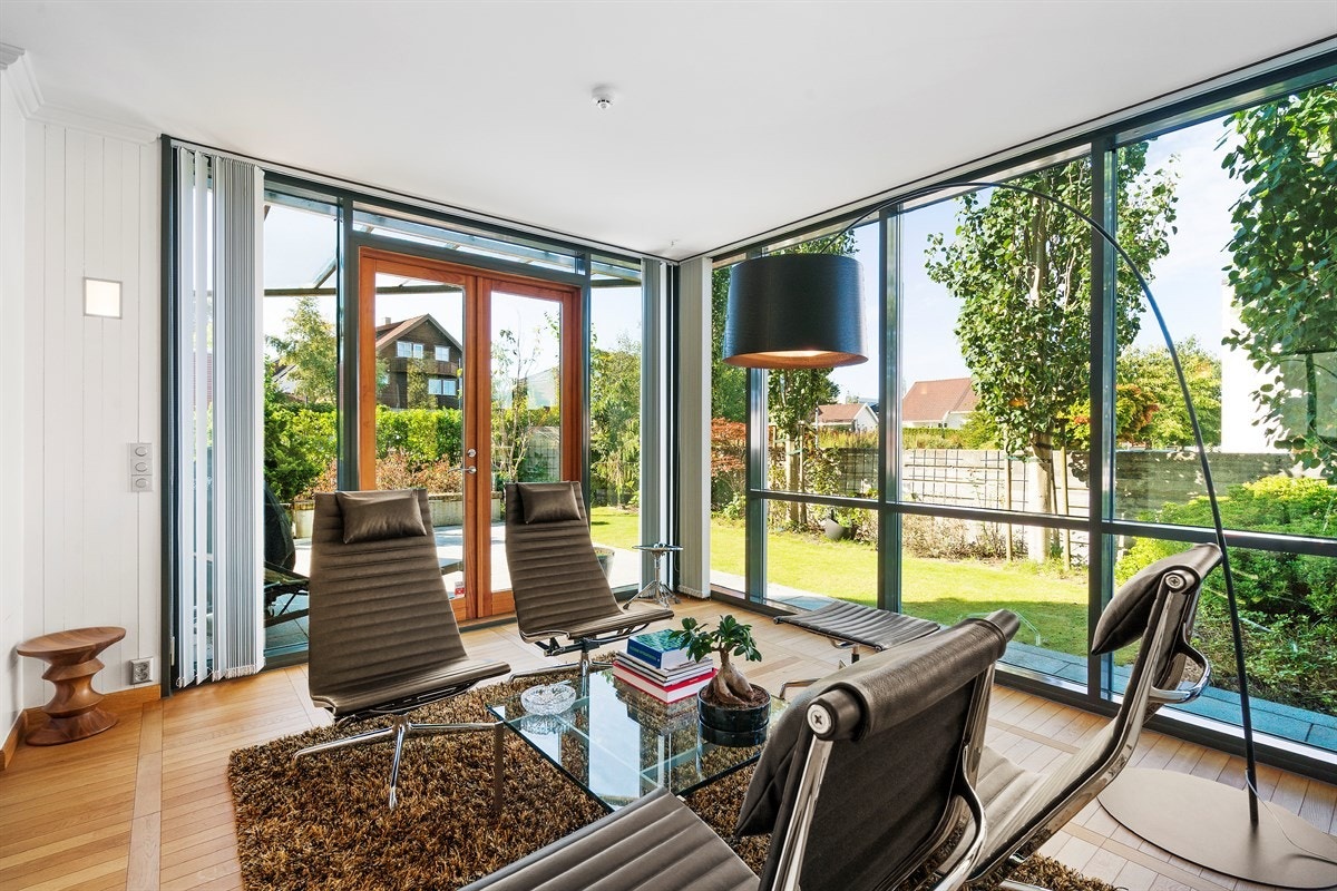 Proaktiv - Fra både spisestue og glass stue er det utgang til terrasse og hage. Galleribilde