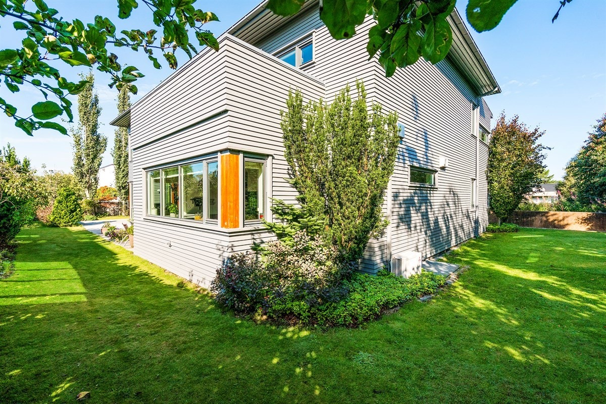 Proaktiv - Solrik hage og terrasse som er på flere sider av boligen. Galleribilde