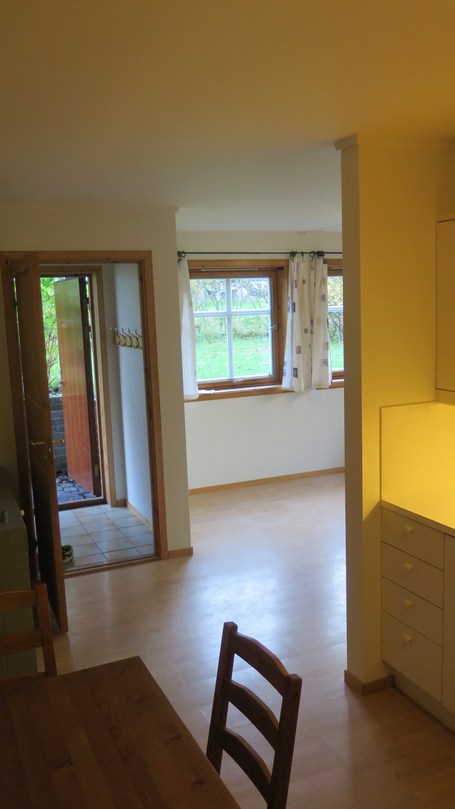 fra kjøkkenet sees inngang og stue Galleribilde