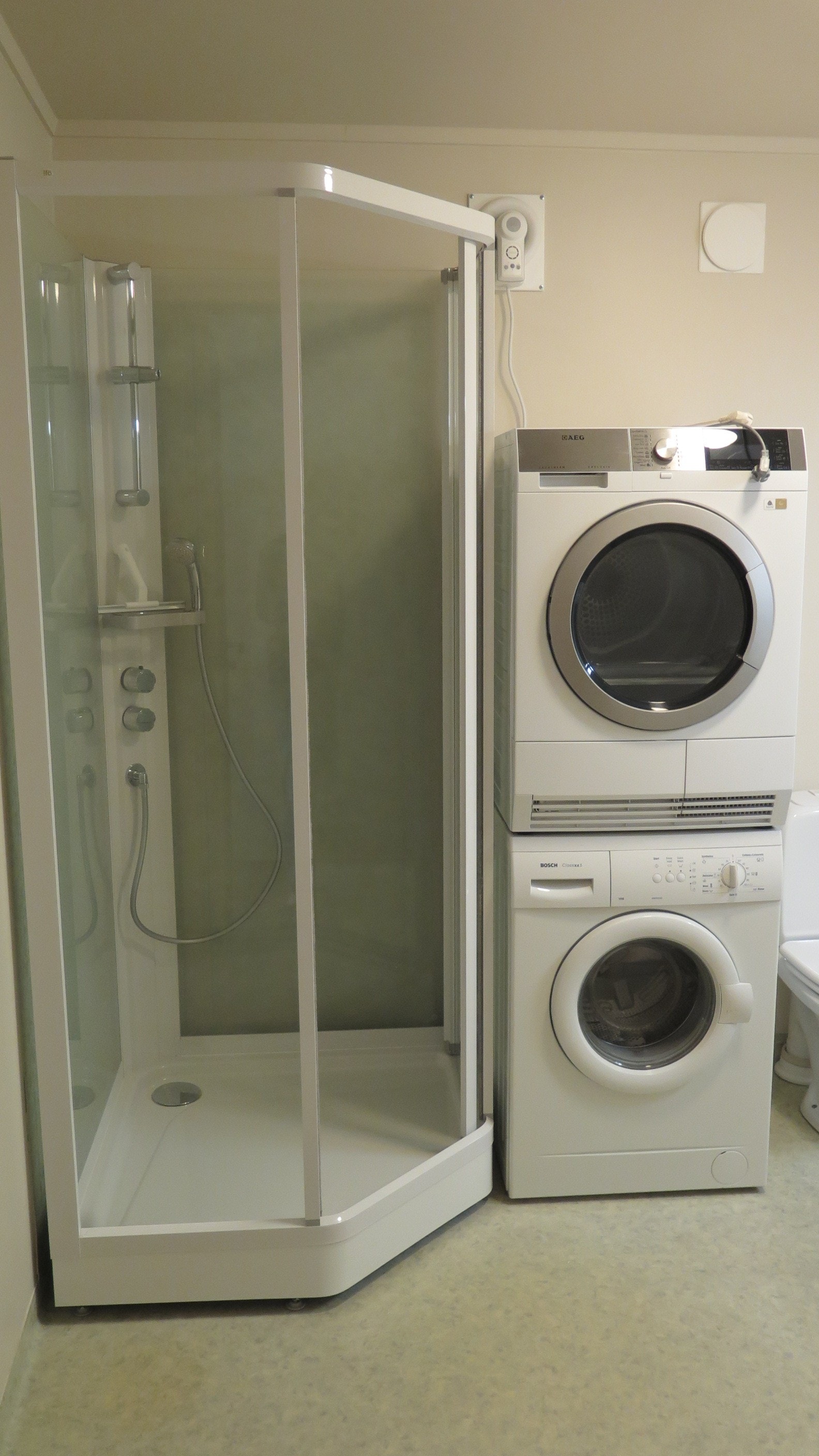 nyere dusjkabinett! Vaskemaskin & tørketrommel hører til Galleribilde