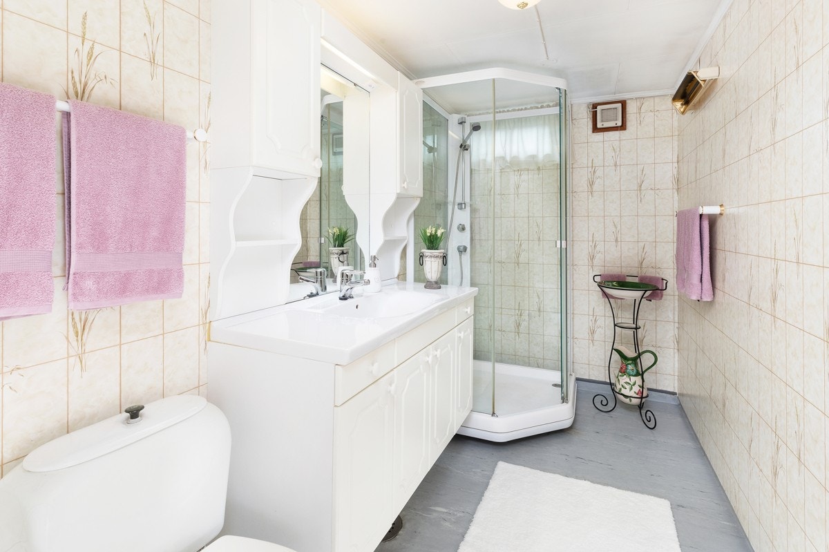 Badet i u. etg. med dusjkabinett Galleribilde