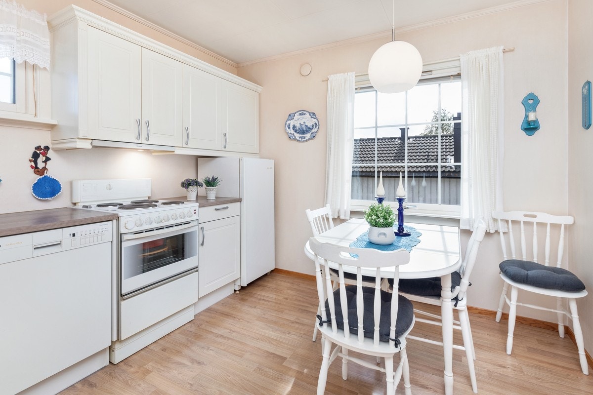 Pent HTH kjøkken fra 2017 med oppvaskmaskin og kjøleskap Galleribilde