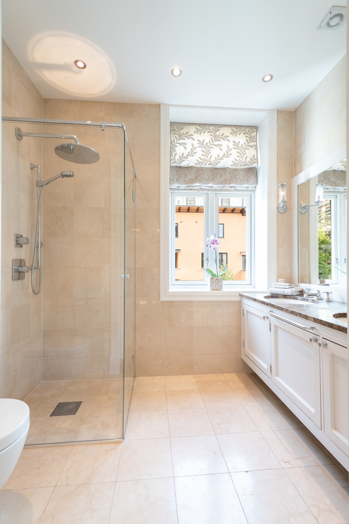 Badet er rehabilitert i 2010 med bl.a. gulv med varmekabler, sluk, rør-i-rør system,membran, fliser og innredning Galleribilde