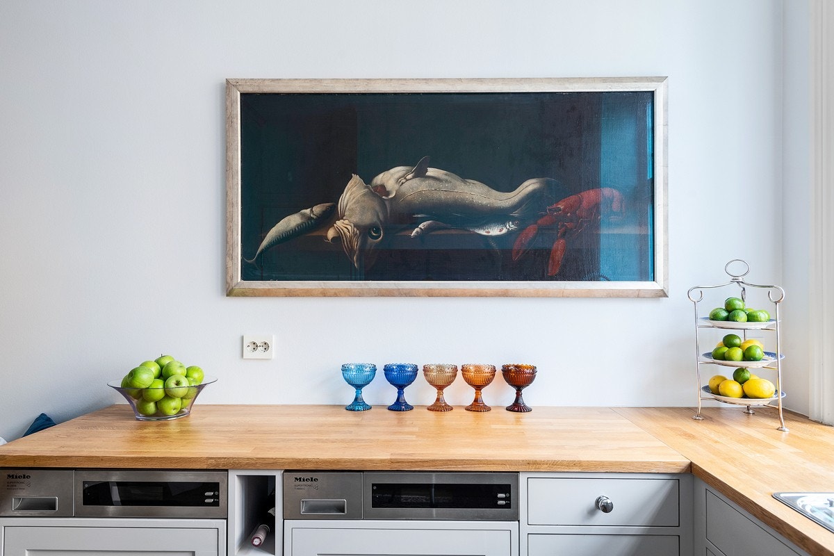 Kjøkkeninnredningen har integrerte hvitevarer som oppvaskmaskin, vaskemaskin. tørketrommel,dampovn og varmeskap Galleribilde