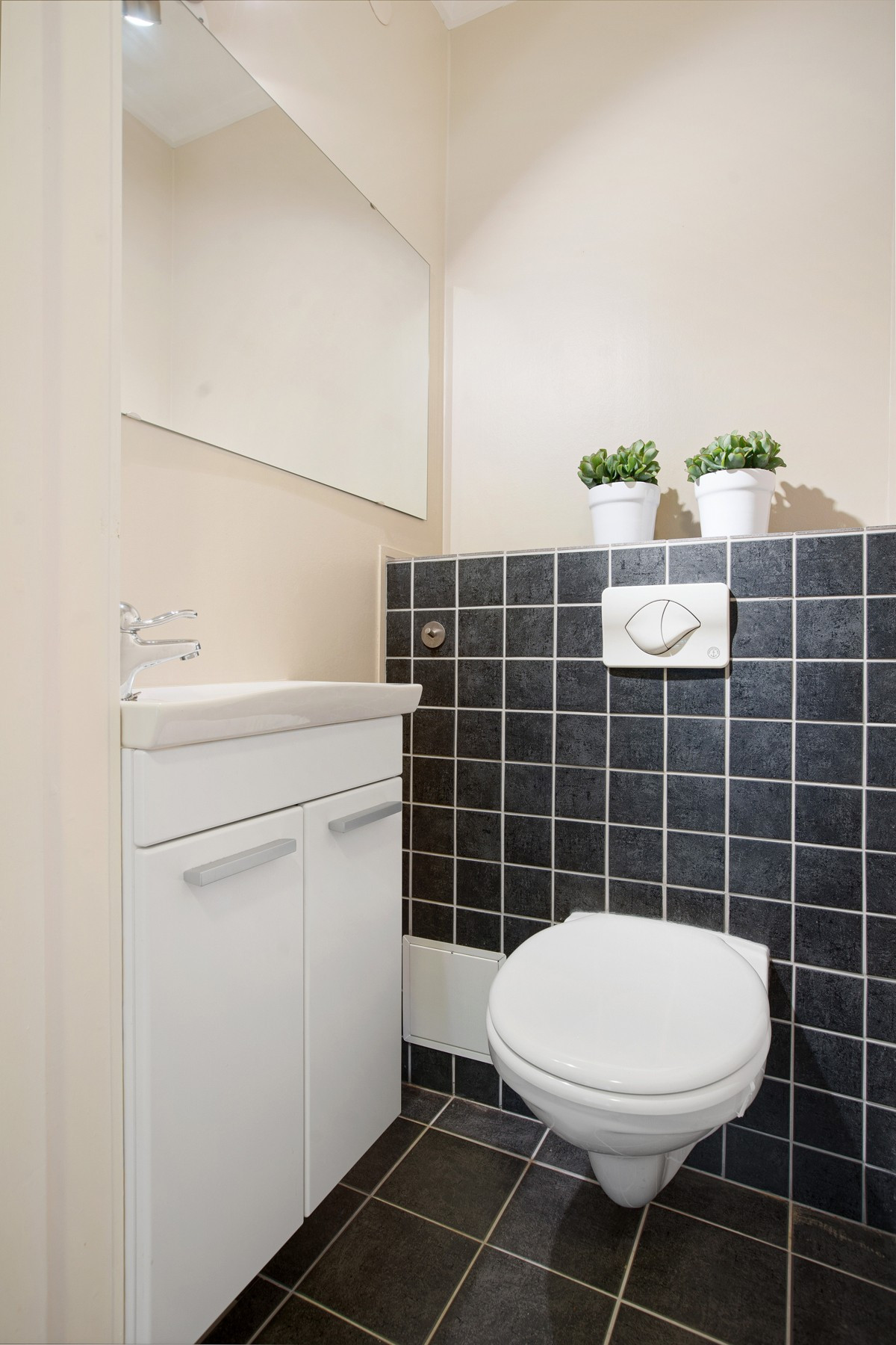 Separat wc-rom med vegghengt wc og vask