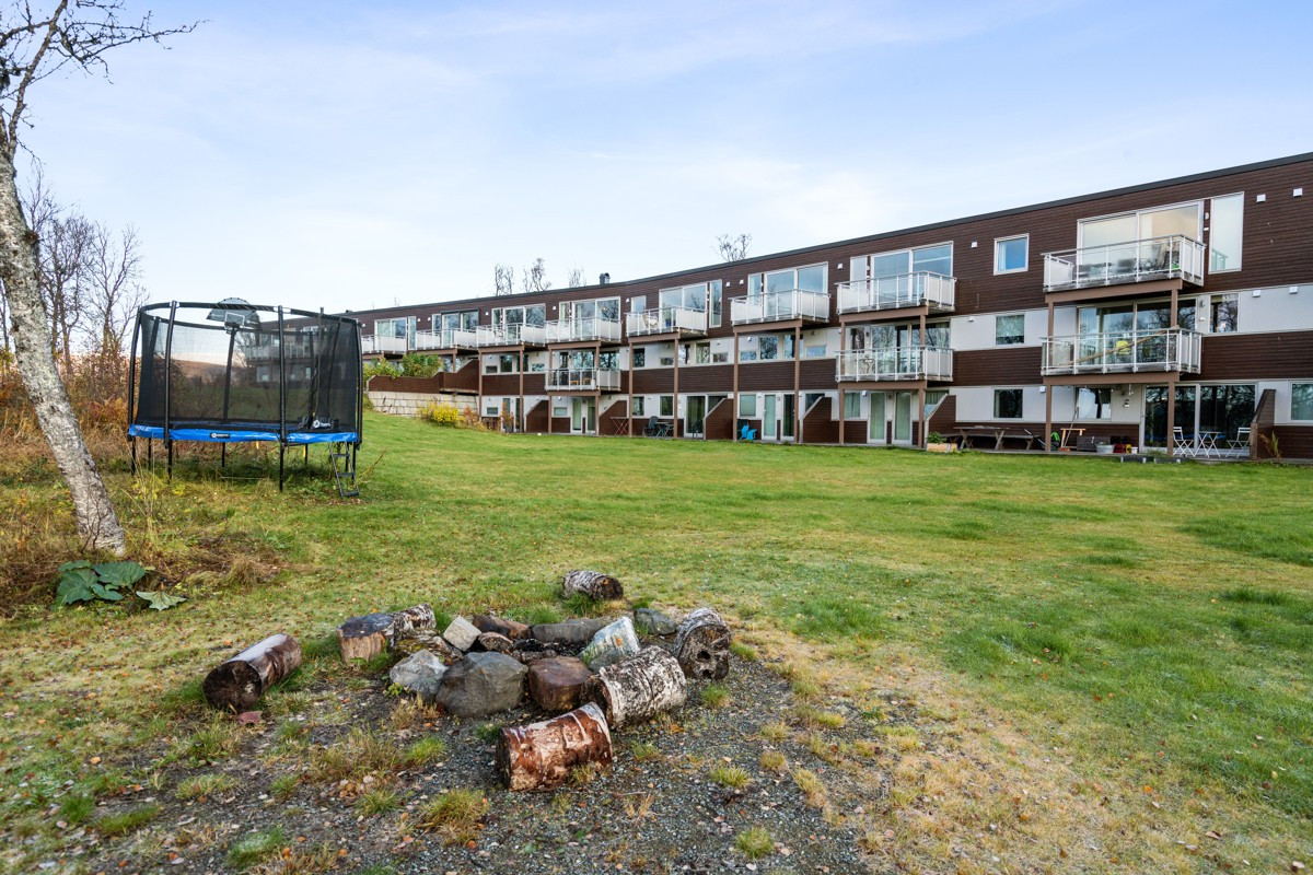 Leiligheten ligger ut mot friområder. Det er felles stor plen med bålområde og nærhet til skog, lysløype, lekeplass og ballbane med kunstgress