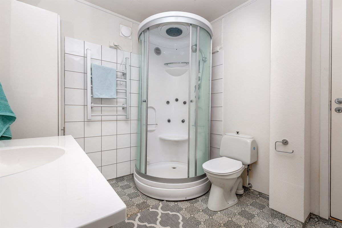 Pent baderom med dusjkabinett, servant og wc