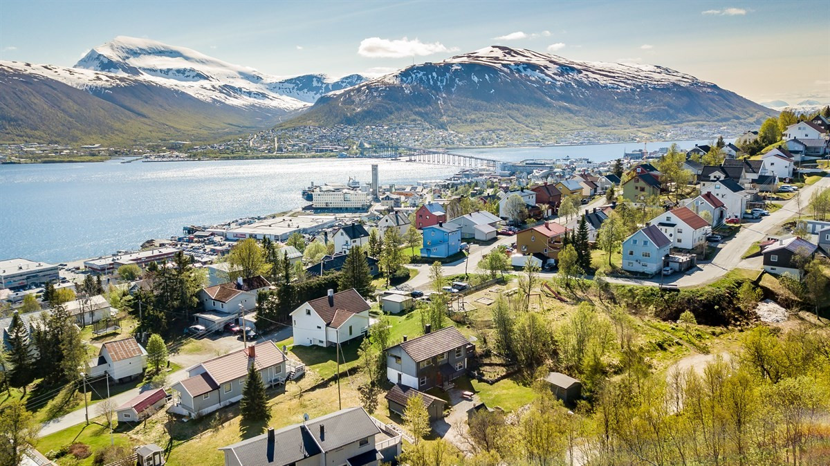 Velkommen til Zagbrebvegen 10 presentert av SNE v/Robin - En sjelden eiendom med en stor tomt og nærhet til alt!