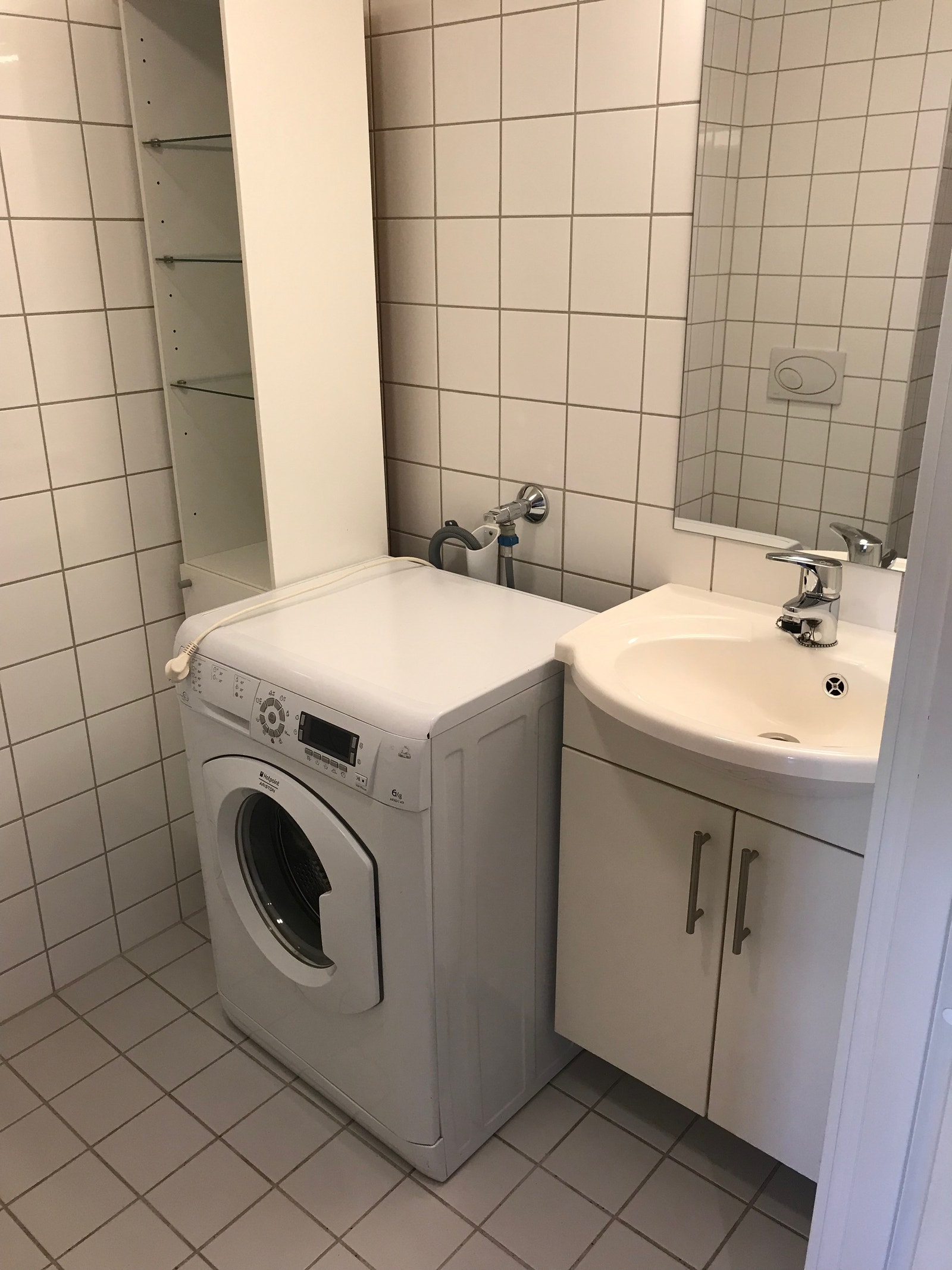 Bad med vaskemaskin Galleribilde