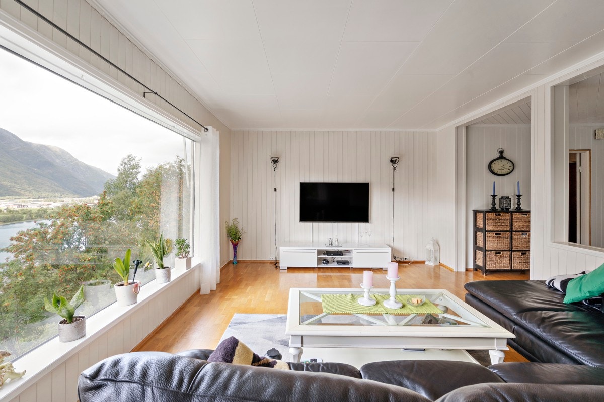 Stue med store vindu som slipper inn mye lys Galleribilde