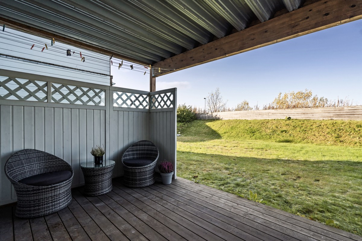 Fra soverommet er det utgang til markterrasse med direkte tilknytting til hagen