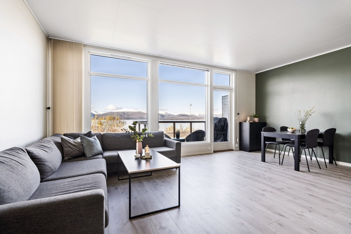Stue med flott utsikt og utgang til vestvendt veranda