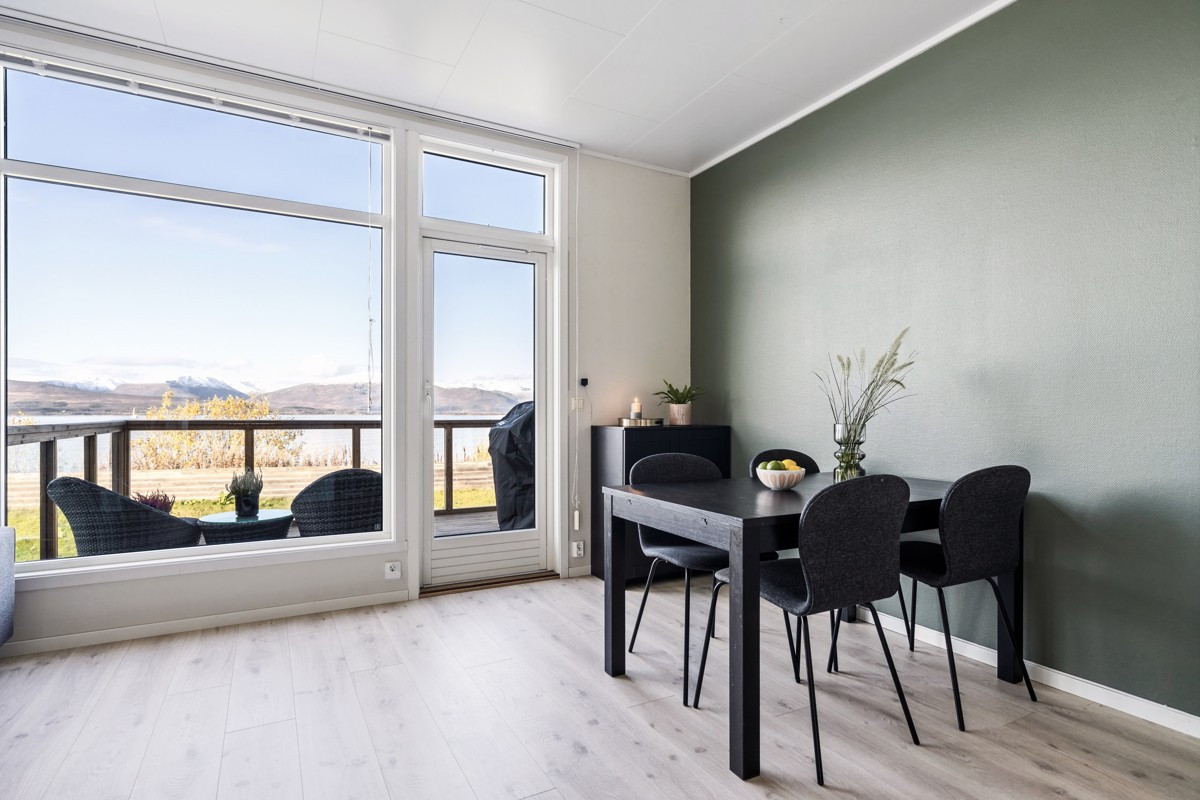 Stuen er av god størrelse og gir mulighet for flere soner og spisebord