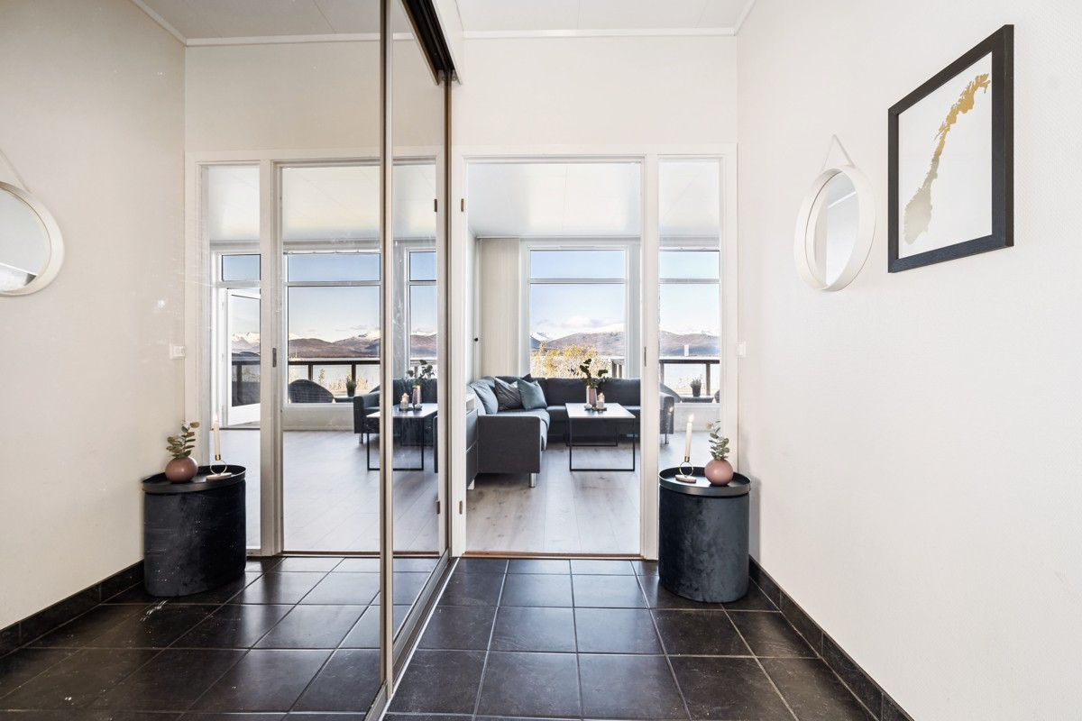 Entré med romslig skyvedørsgarderobe