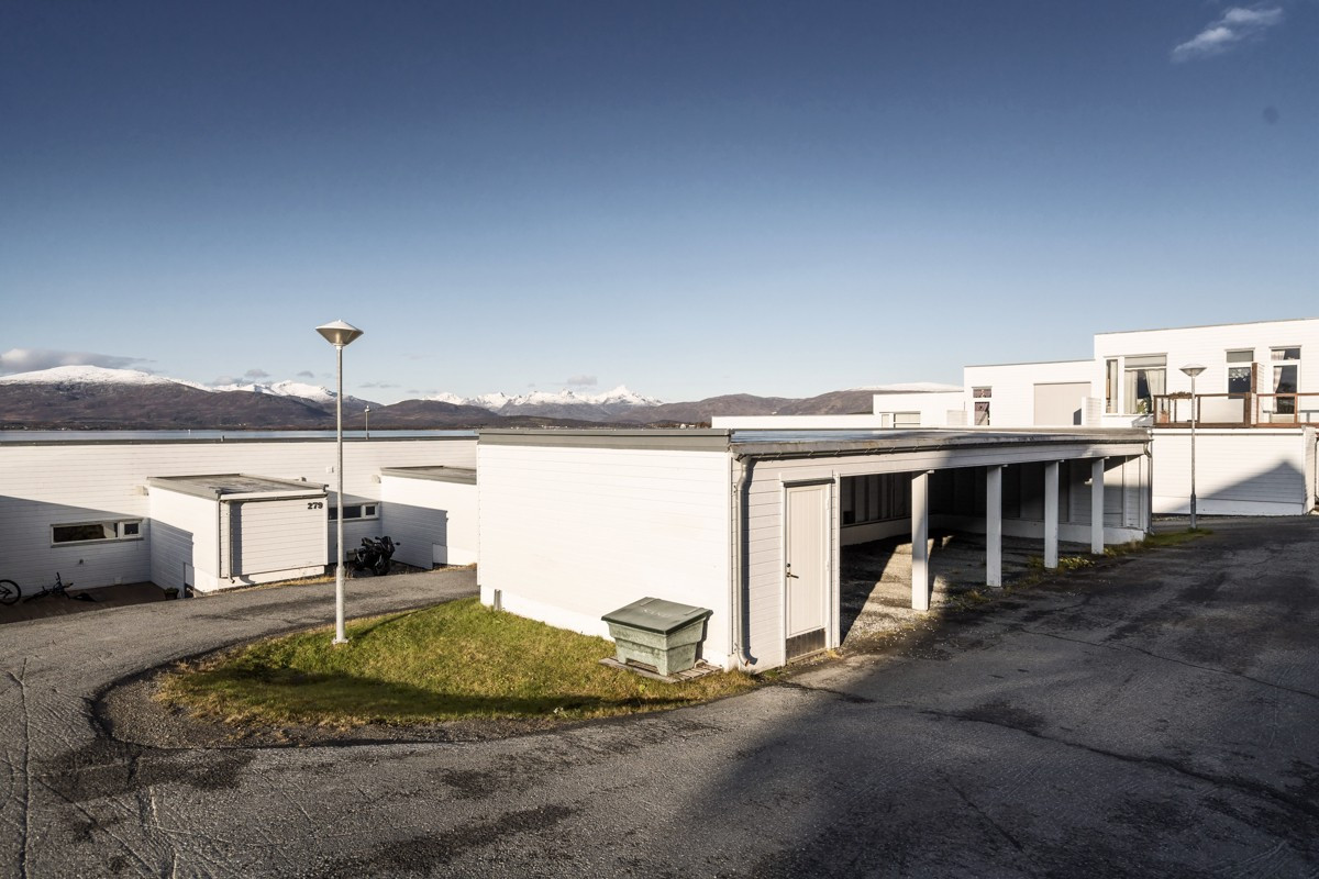 Parkering i carport, samt parkering foran bolig