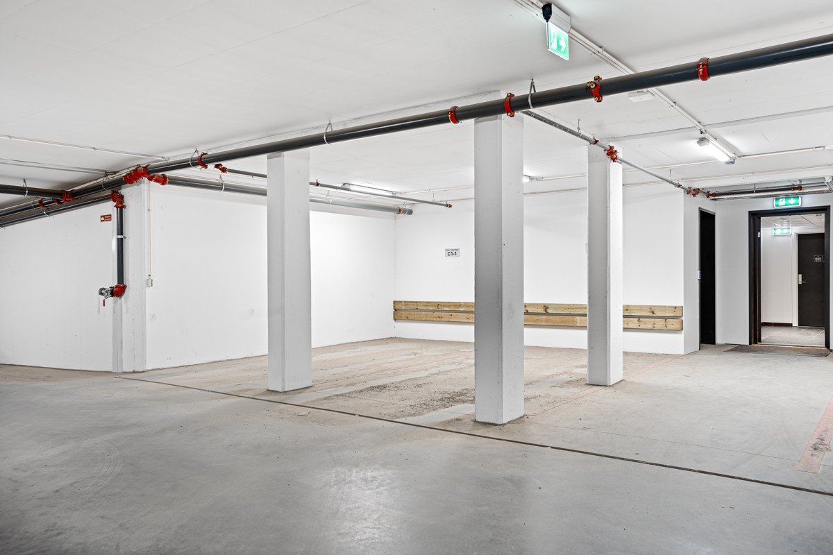 Fast parkeringsplass i parkeringskjeller - heis i bygget