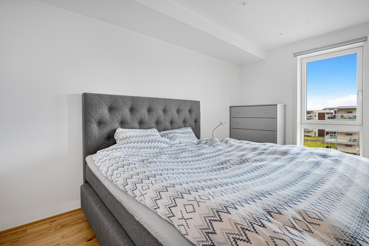 Soverom med god plass til stor dobbelseng og lagringsplass i skap