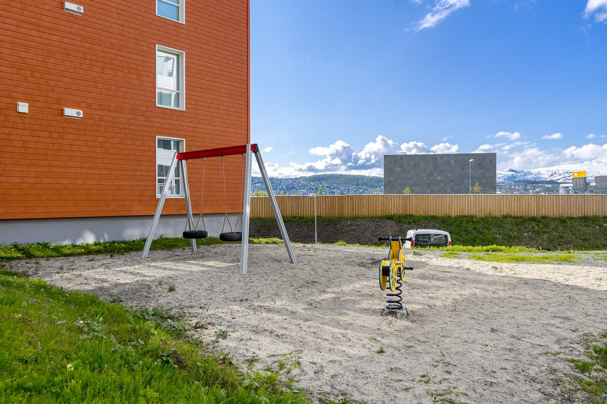 Lekeområde nedenfor leilighetsbygget