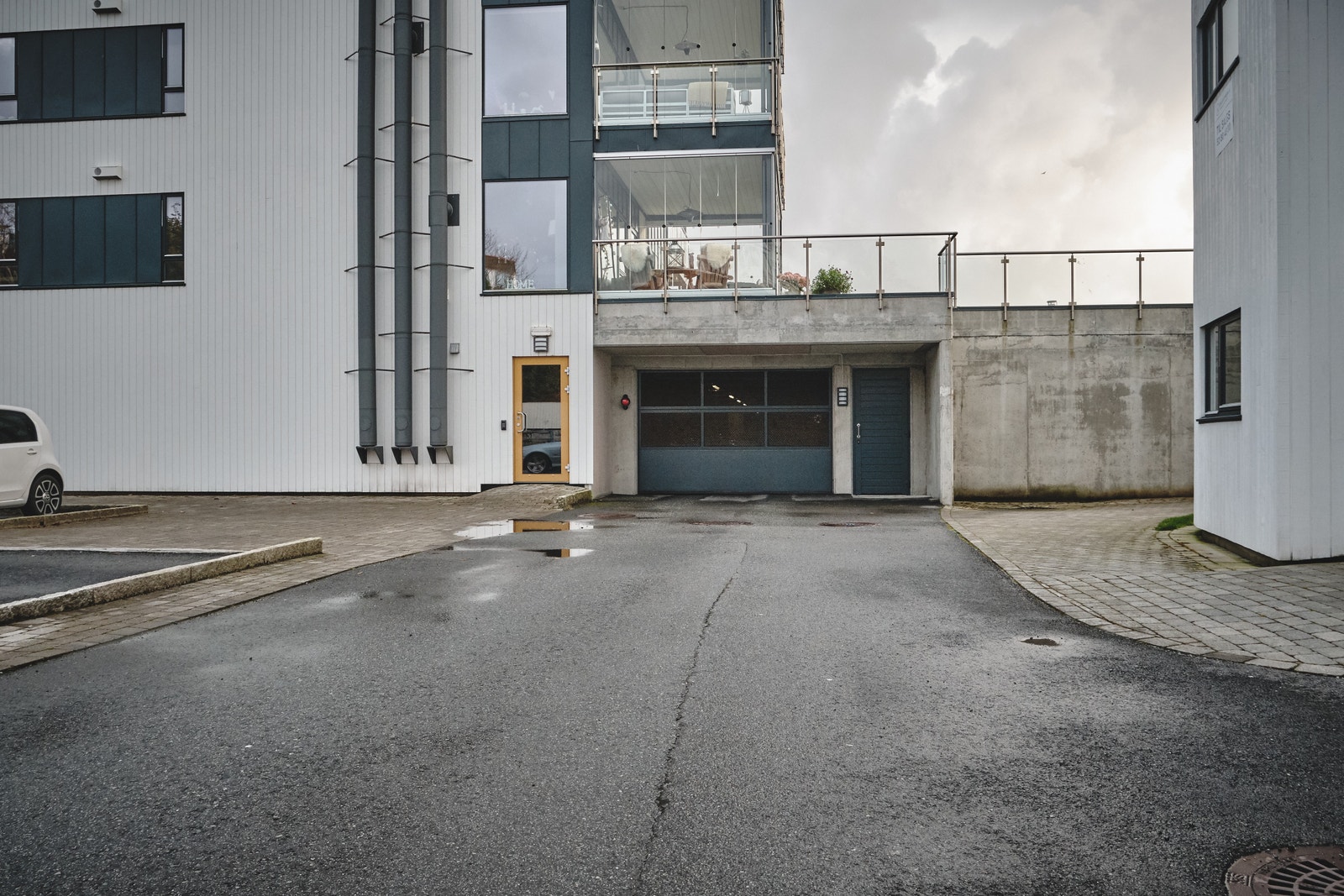 Garasjeanlegg med egen parkeringsplass / lader Galleribilde