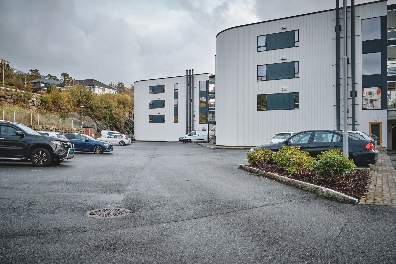 Felles parkeringsplass. Galleribilde