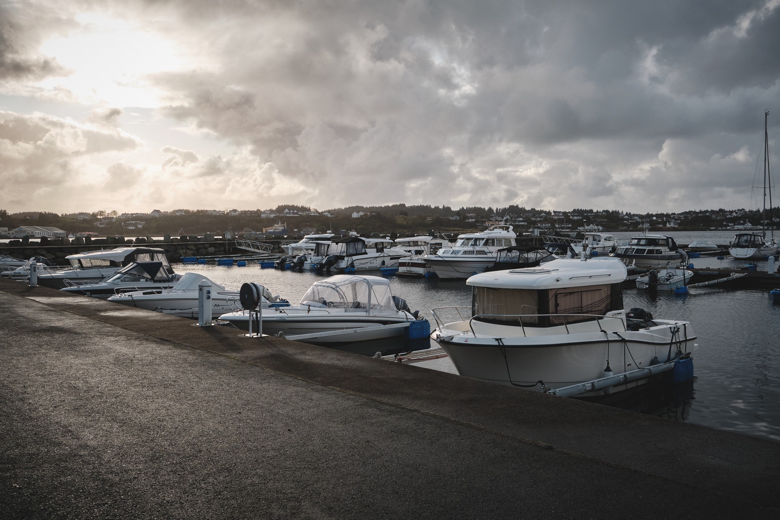 Slik er det å bo ved vannkanten i Rossabø Havn. Galleribilde
