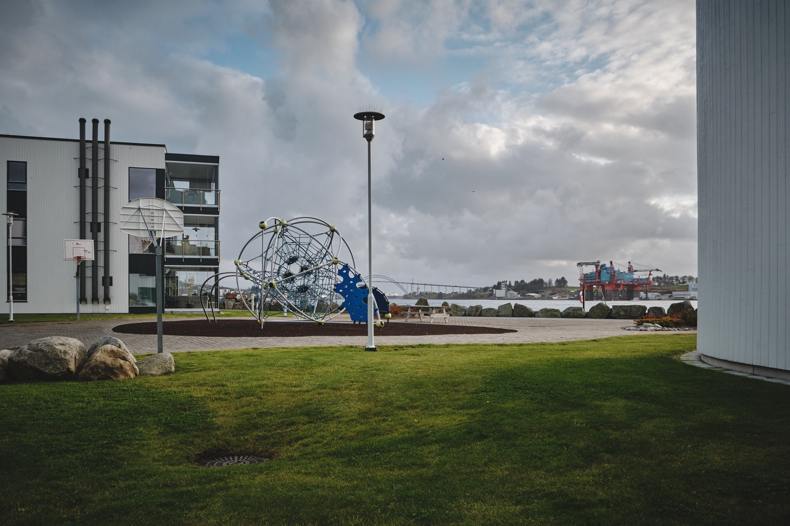 Barnevennlige flotte opparbeidede uteområder. Flere lekestativ / parker. Galleribilde