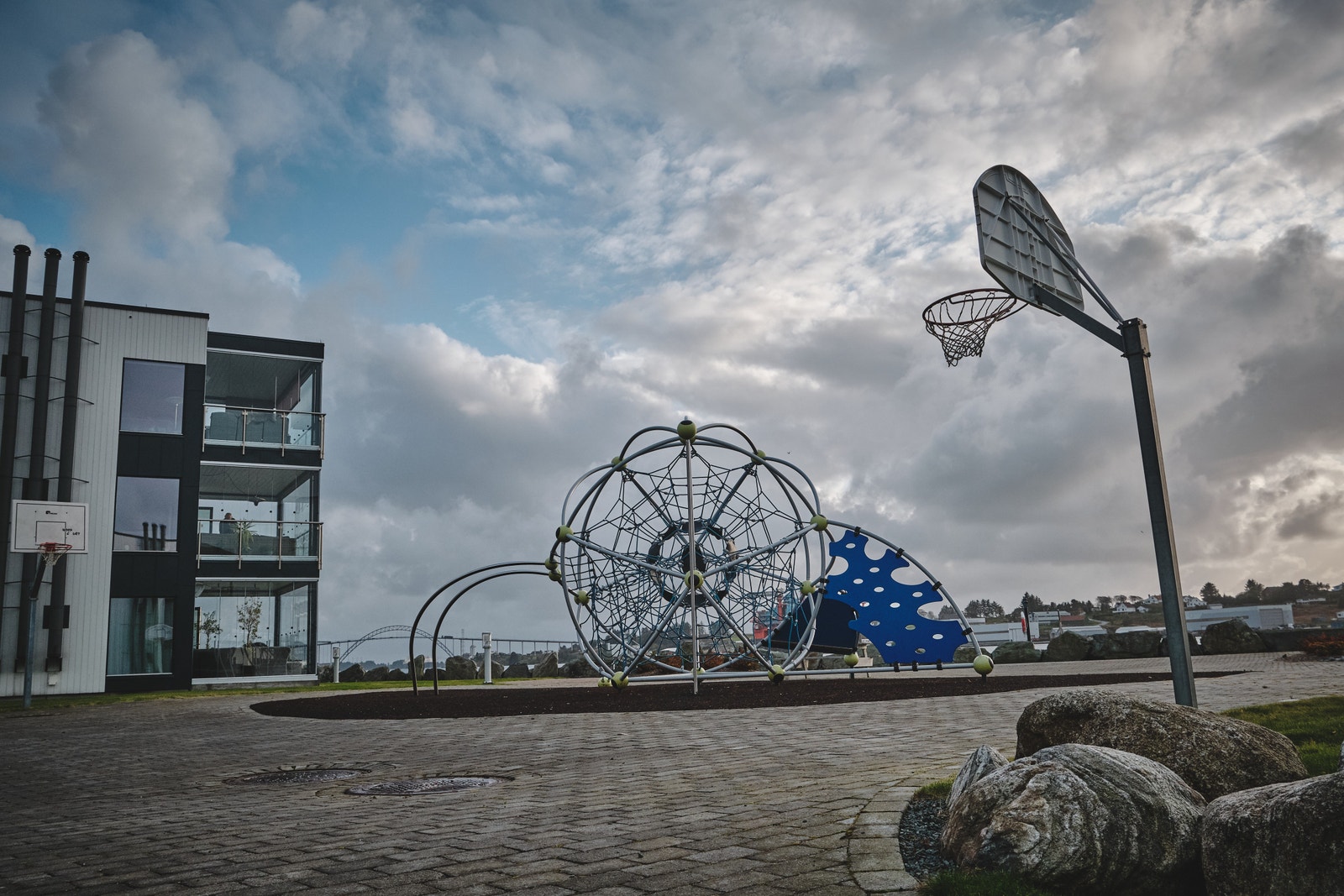 Barnevennlige flotte opparbeidede uteområder. Flere lekestativ / parker. Galleribilde